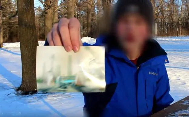 Un hombre dice ser un viajero del tiempo aportando una fotograf a